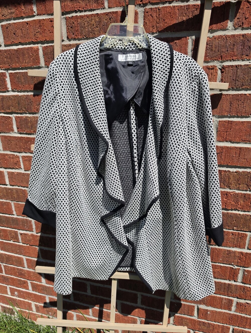 TAHARI ARTHUR S. LEVINE WATERFALL OPEN FRONT CARDIGAN, JACKET BLACK & WHITE 18W